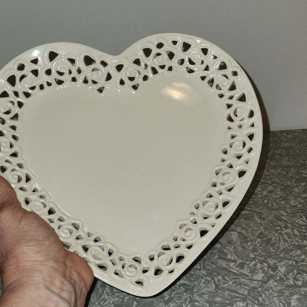 Elegant Cream Heart-Shaped Lace Plate - Picture 10 of 10